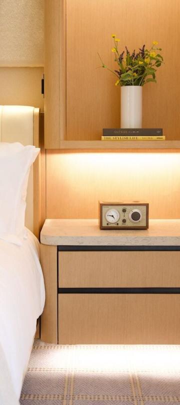 Cama king size com mesa de cabeceira