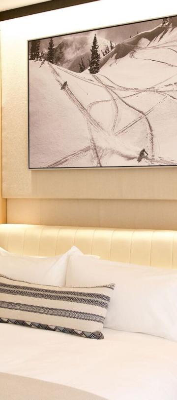 Cama king size com almofada às riscas
