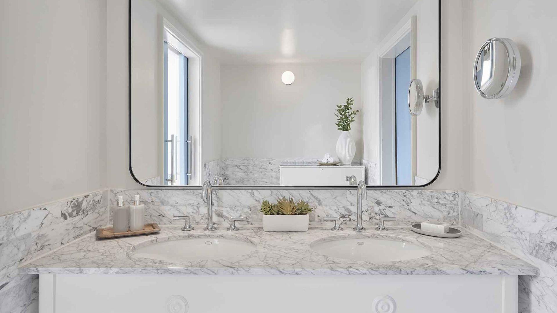 Mobility/Hearing Accessible Palmetto King Suite, Tub