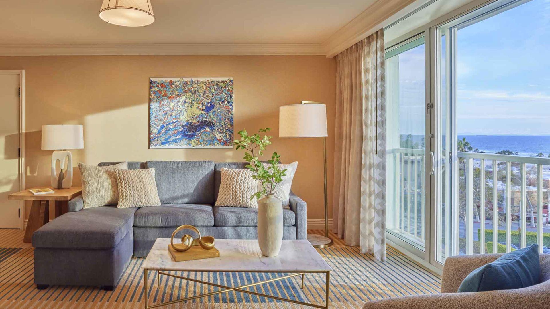 Mobility/Hearing Accessible Palmetto King Suite, Tub