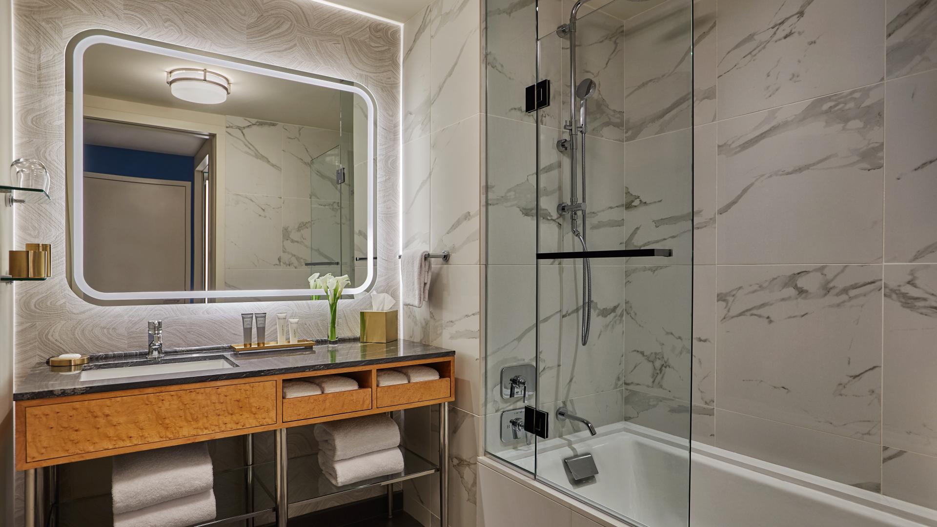 Mobility/Hearing Accessible Deluxe Lake View Queen/Queen, Tub
