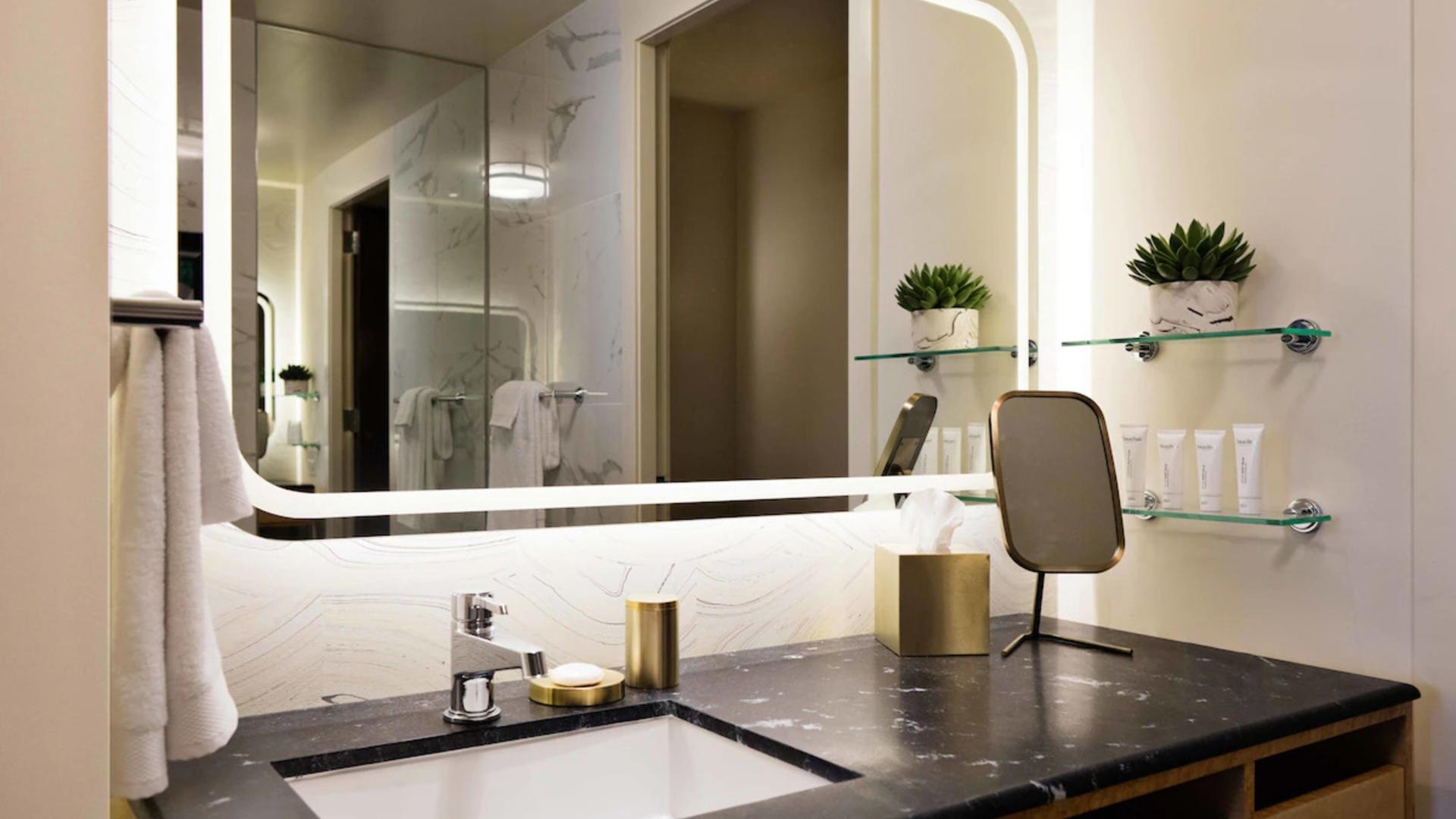 Mobility/Hearing Accessible Deluxe Lake View Queen/Queen, Tub thumbnail 6
