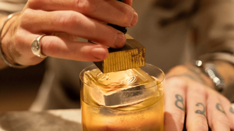 A mixologist making a cocktail at Viceroy Ombria Algarve