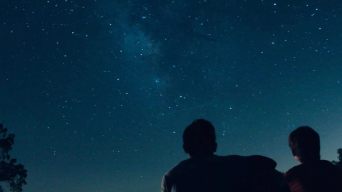 Two people staring at the stars at night near Ombria Algarve