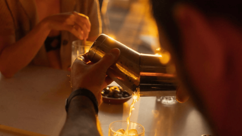 A mixologist making a cocktail at Viceroy Ombria Algarve