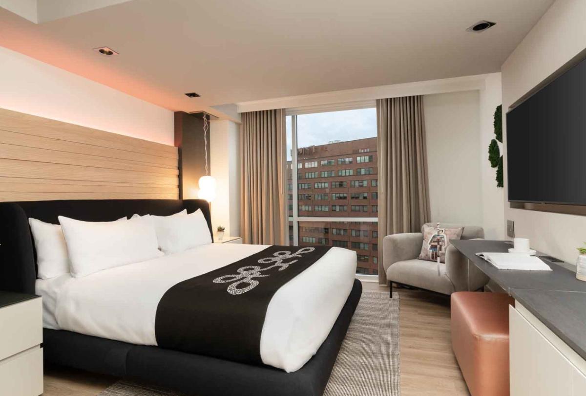 A king bed in a room at Viceroy Zena