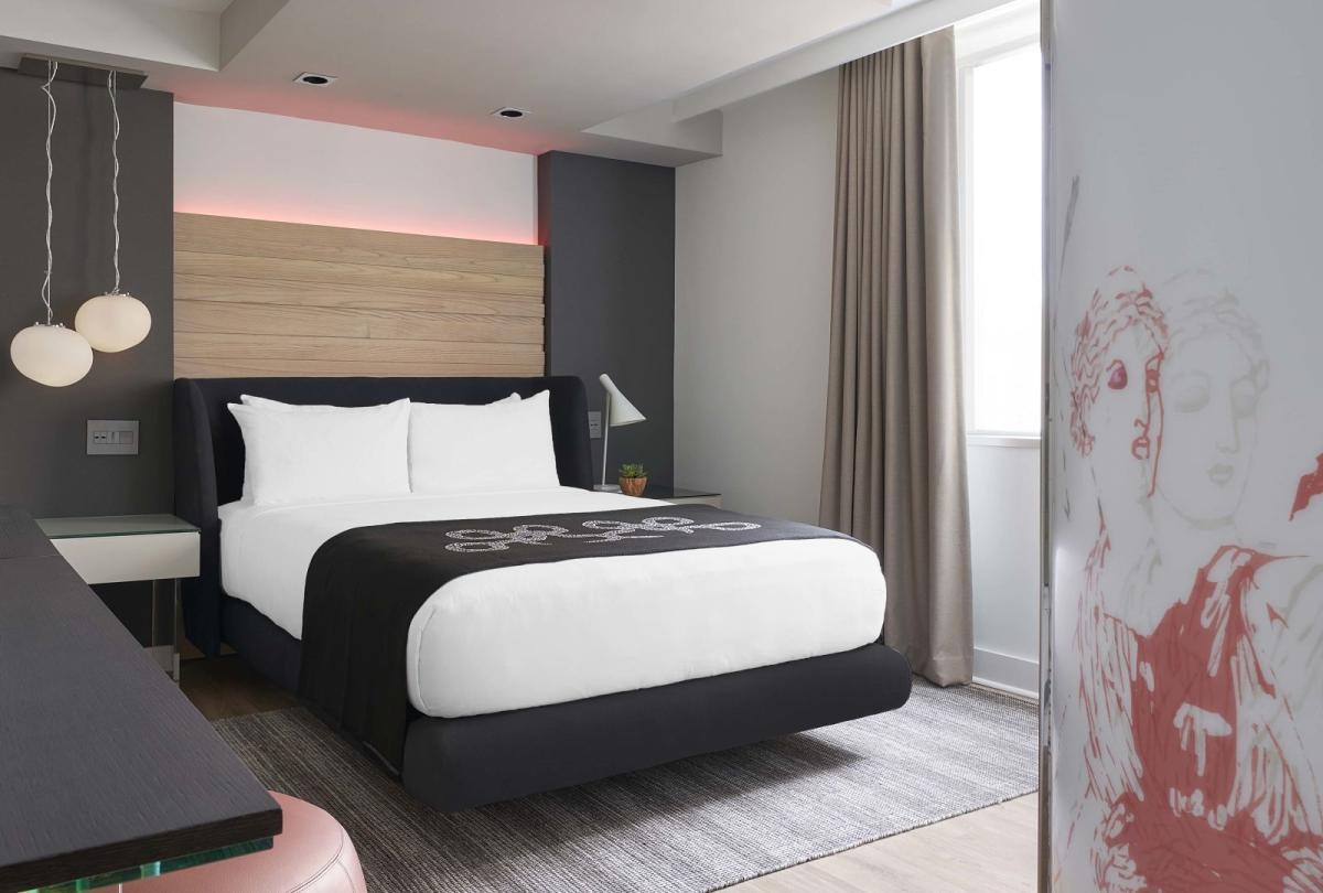 A queen bed in a room at Viceroy Zena
