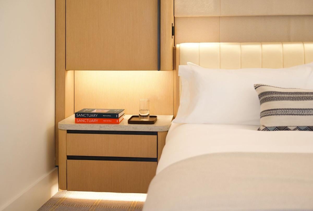 Cama de matrimonio con mesita de noche
