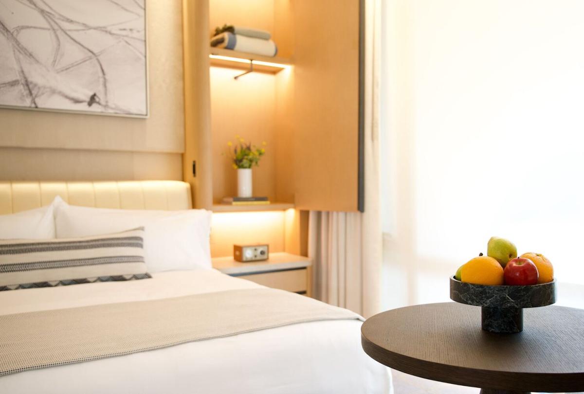 Cama con un cuenco de fruta sobre la mesita de café