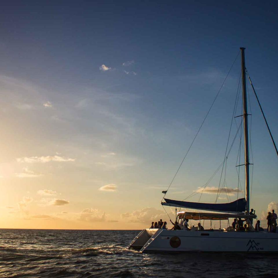 silhouette d'un voilier avec un coucher de soleil en arrière-plan