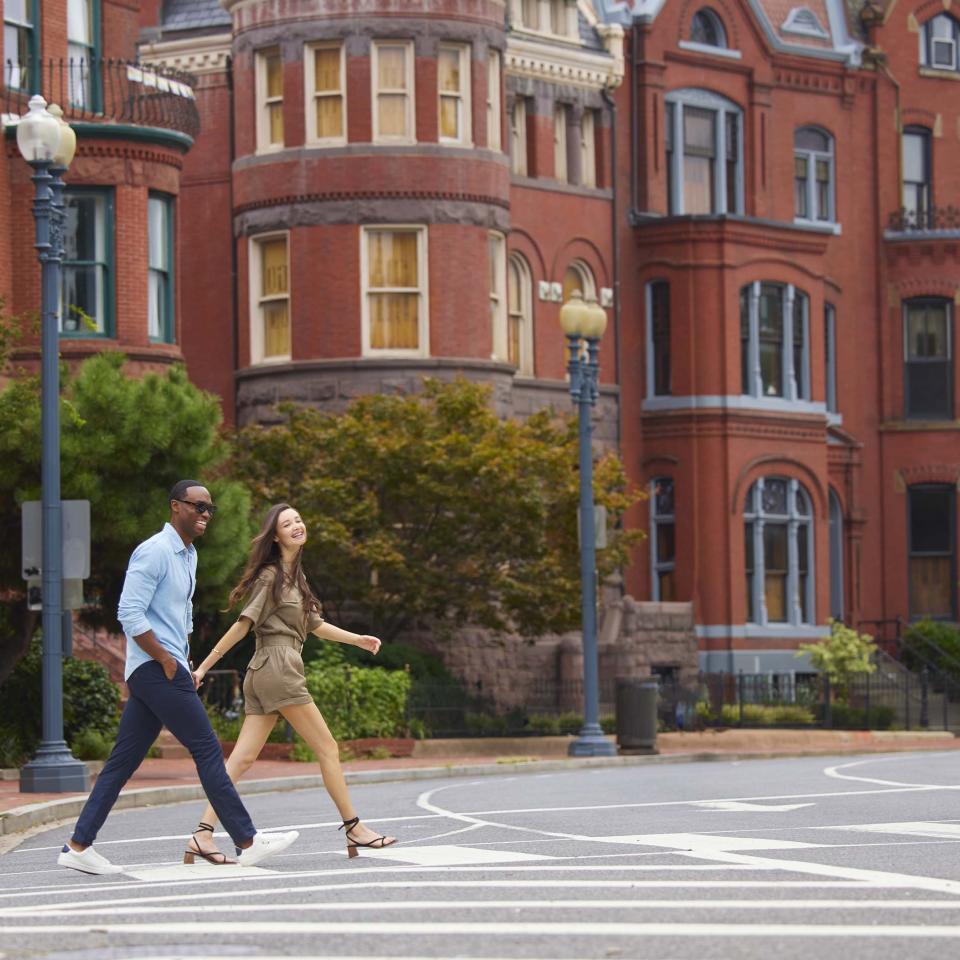 A couple walking in downtown Washington DC