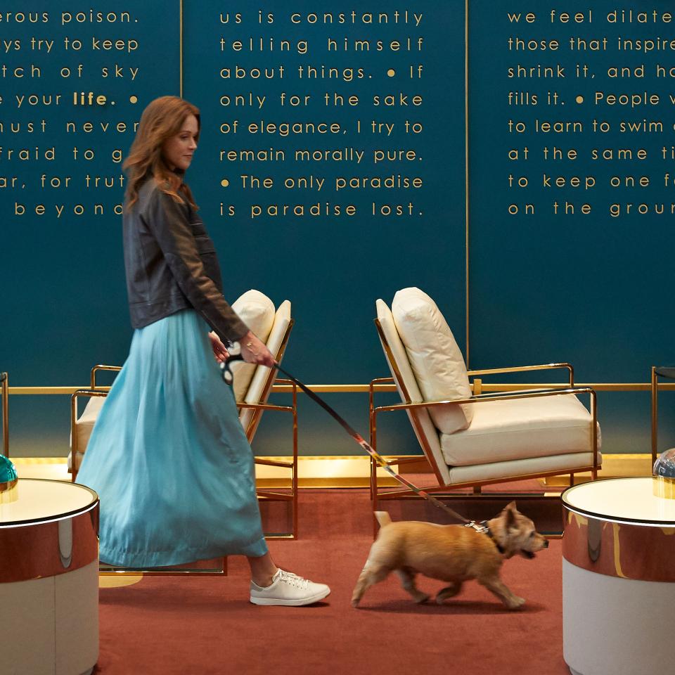 Une femme promène son chien dans le hall du Viceroy Chicago