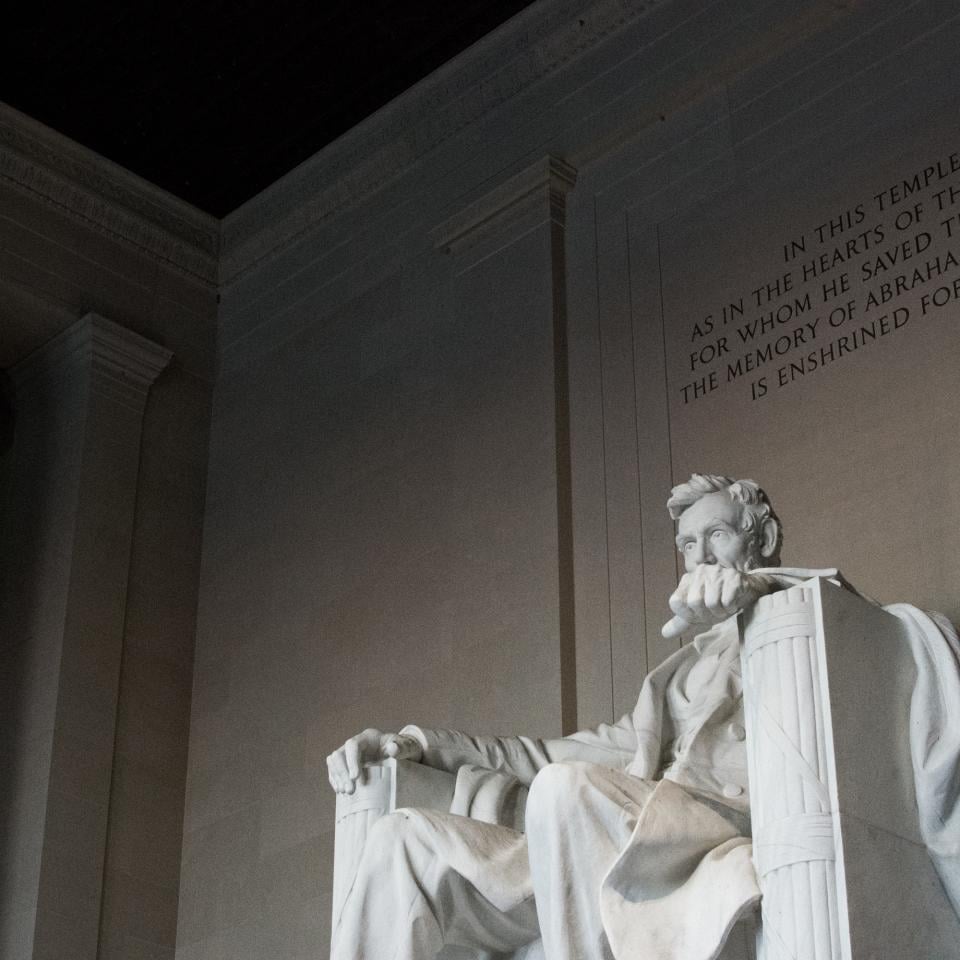 Interior del Monumento a Lincoln en escala de grises