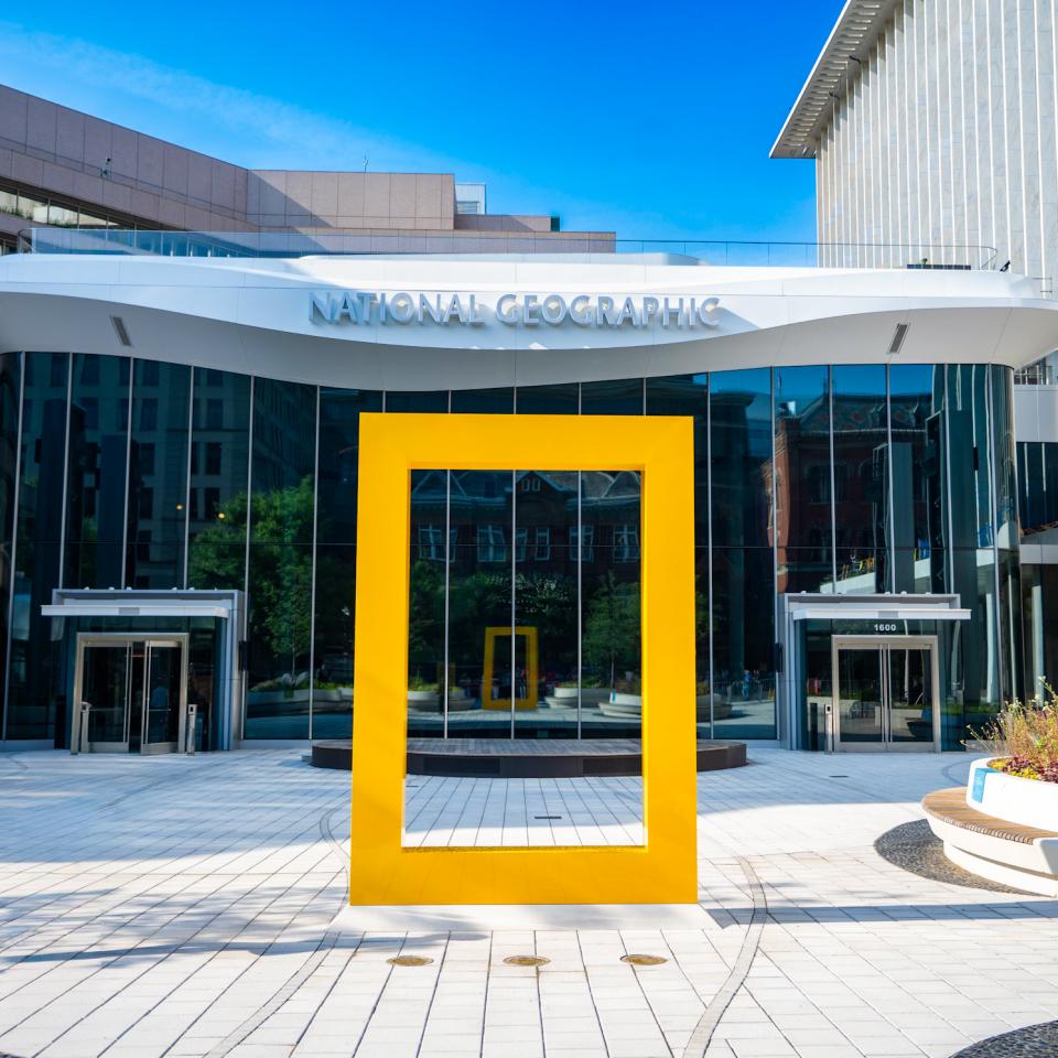 Exterior del Museo de la Exploración de National Geographic, con una instalación artística en la que destaca el rectángulo amarillo característico de National Geographic.