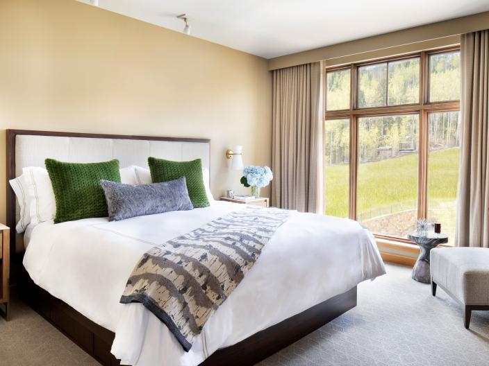 Viceroy-snowmass-pinnacle-four-bedroom-residential-suite-primary-bedroom