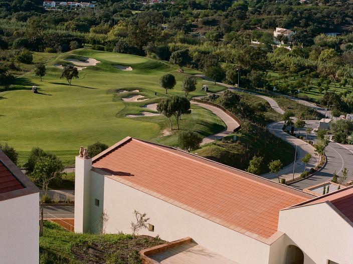 A golf green and houses next to the green at Viceroy Ombria Algarve