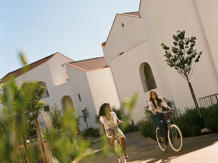 2 women riding bikes on a path at Ombria Algarve