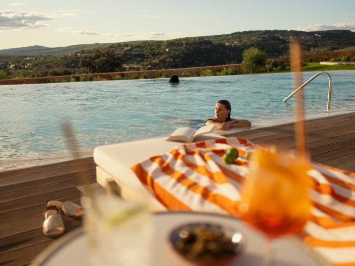 Algumas pessoas a relaxar na piscina do Ombria Algarve