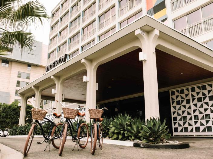 A row of bicycles, with baskets, parked in front of Viceroy Santa Monica