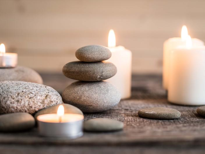 A tray with flat stones and candles