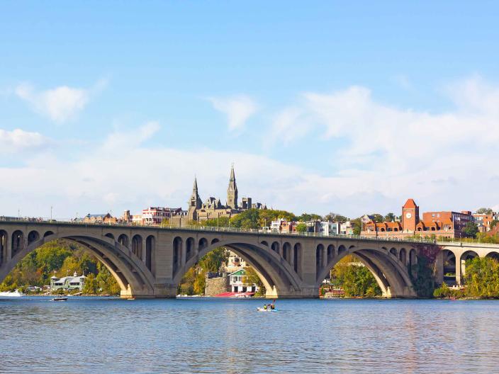 Un pont sur une rivière à Washington, DC