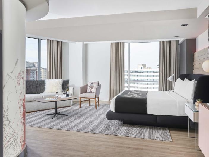 A guestroom at Hotel Zena
