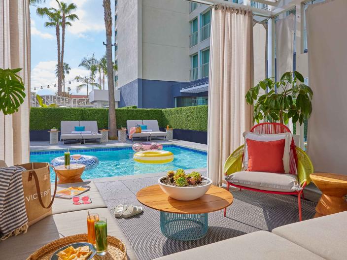 A vista da piscina a partir de uma cabana repleta de petiscos no Viceroy Santa Monica