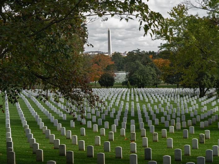 Le cimetière national d'Arlington à Washington, D.C., avec le mémorial de Lincoln en arrière-plan