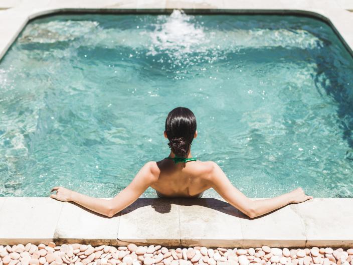 Žena koja se opušta u hidromasažnom spa bazenu 