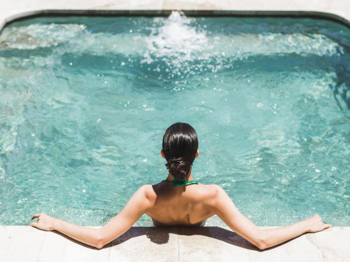 Mulheres numa piscina