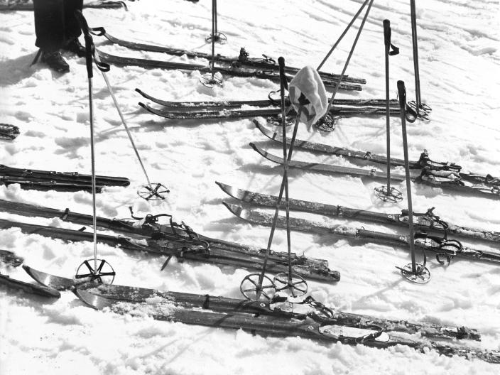 skis