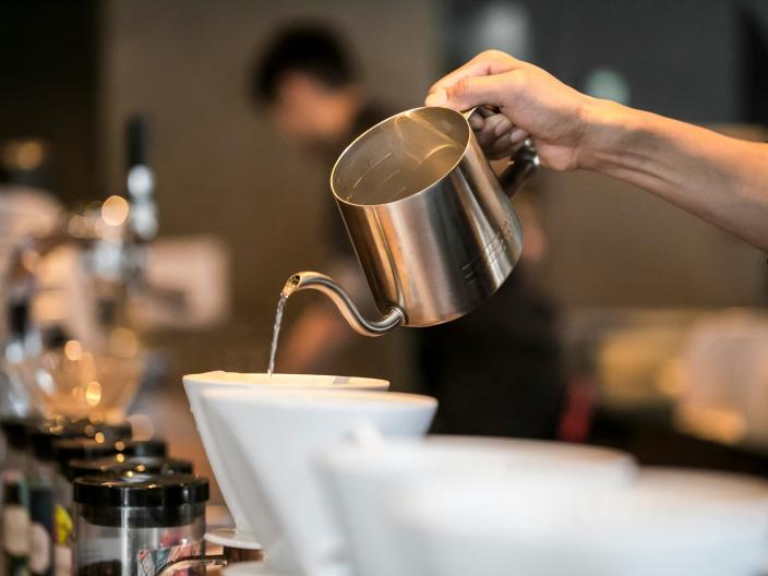 Barista a servir café