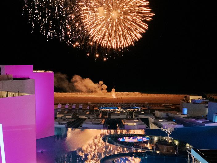 Os clientes do Cielomar assistem a um espetáculo de fogos de artifício sobre Viceroy Los Cabos