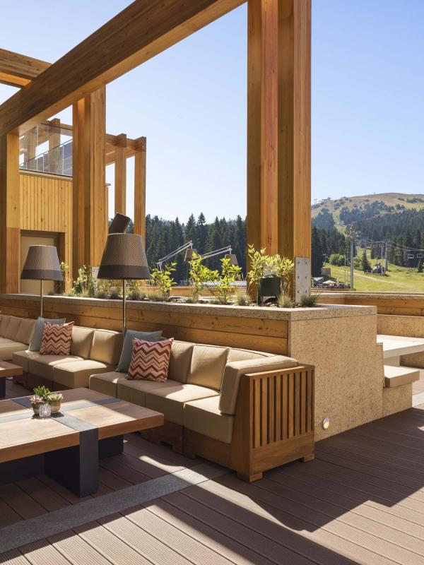 outdoor seating at Pique Ski Bar