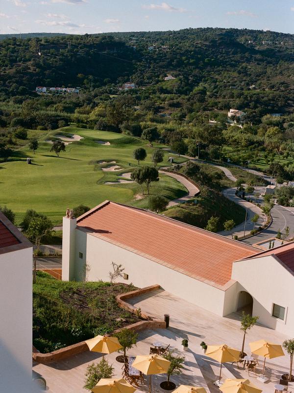 A golf green and houses next to the green at Viceroy Ombria Algarve