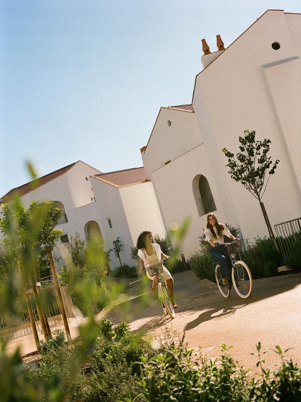 2 women riding bikes on a path at Ombria Algarve