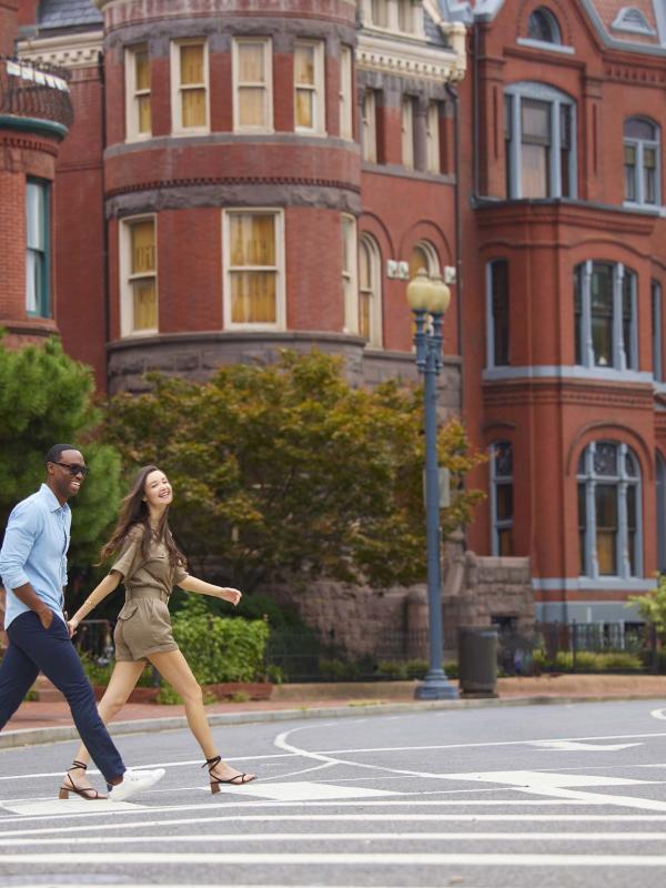 A couple walking in downtown Washington DC