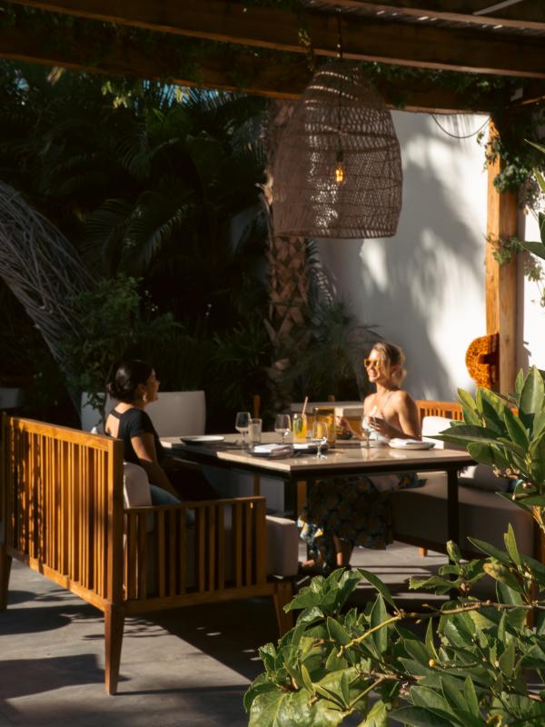 women having lunch