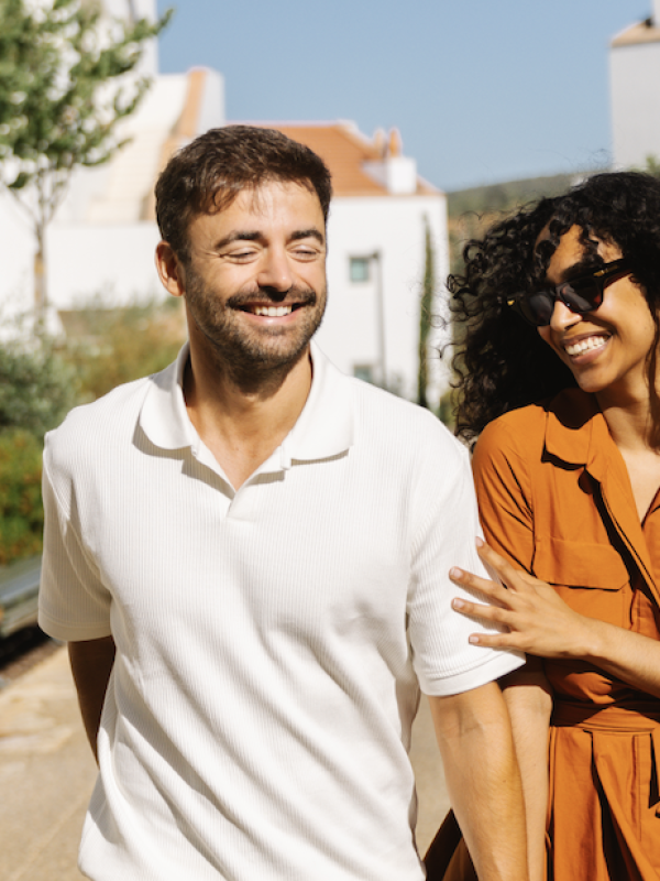 couple walking ombria