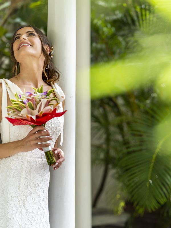 Une mariée qui lève les yeux et sourit 