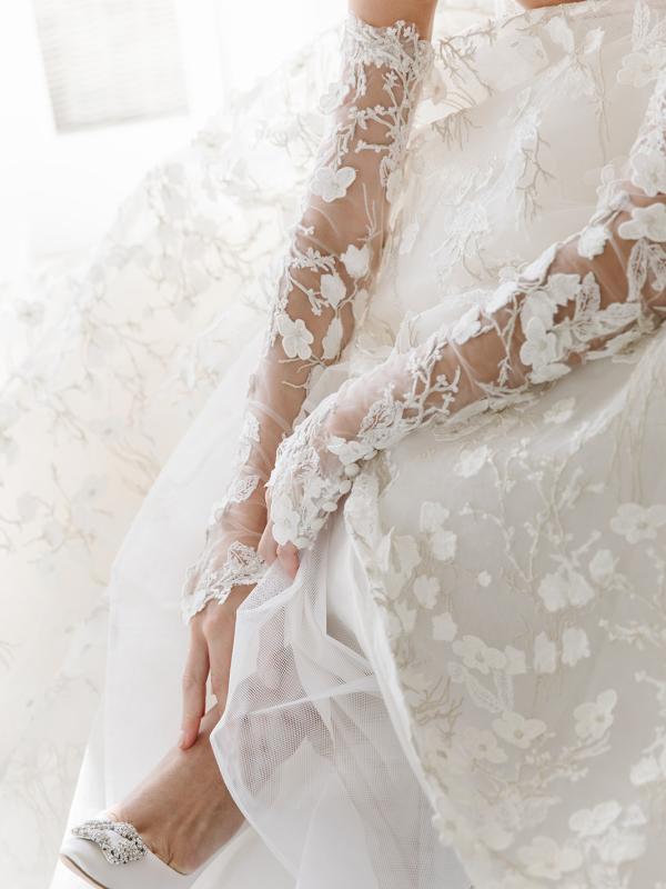 Gros plan sur une mariée dans sa robe de mariée