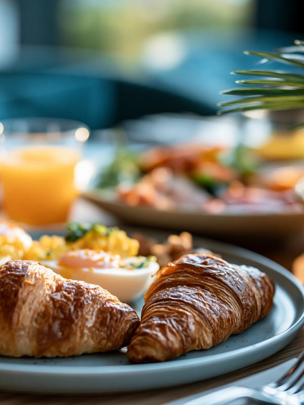 A plate of breakfast food items.