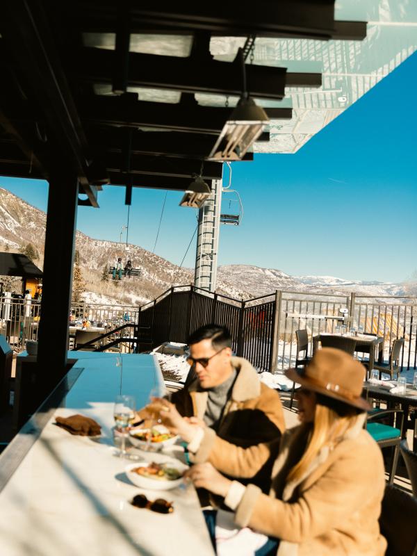 Duas pessoas a jantar no Viceroy Snowmass