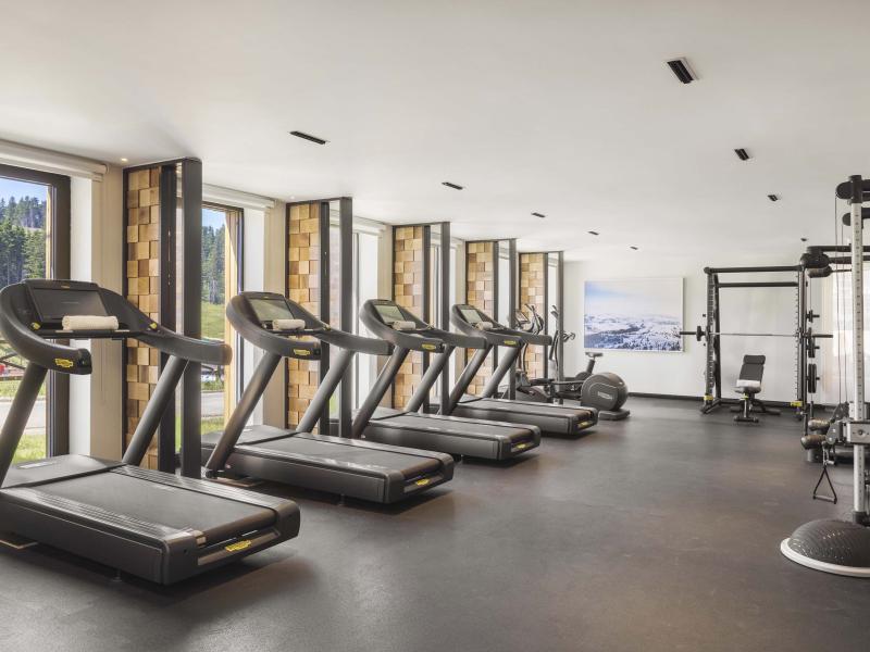 Une rangée de tapis de course dans une salle de fitness au Viceroy Kopaonik Serbia
