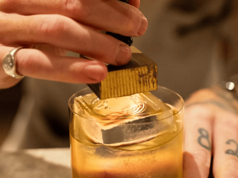 A mixologist making a cocktail at Viceroy Ombria Algarve