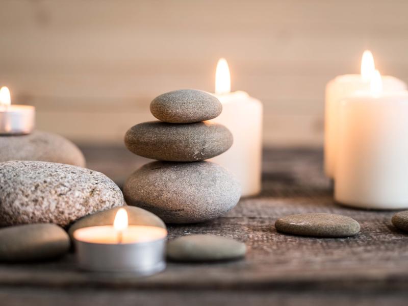 Uma bandeja com pedras planas e velas