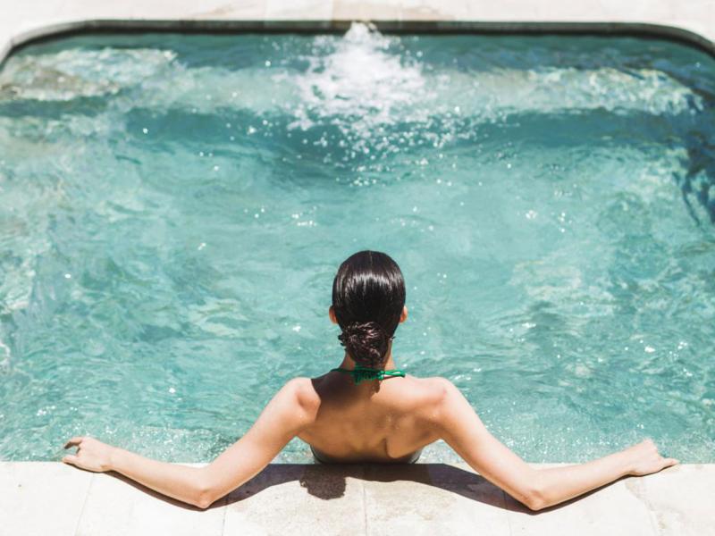 Mulheres numa piscina