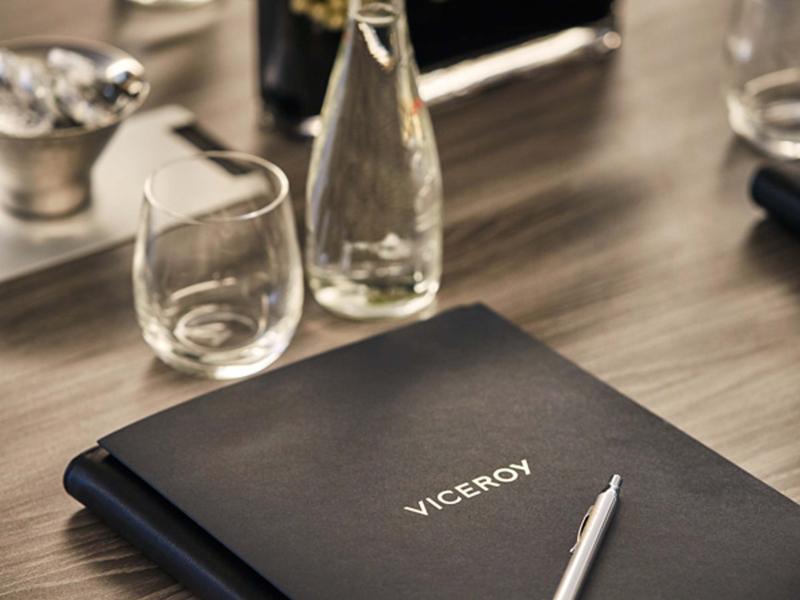 Disposition des places autour d'une table de réunion