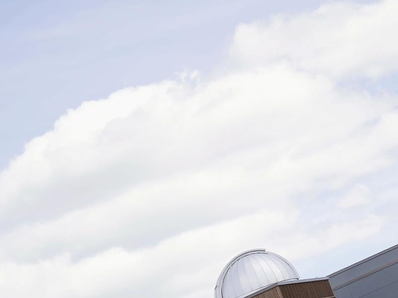 Uma representação de um céu azul sobre o observatório de Sun Valley