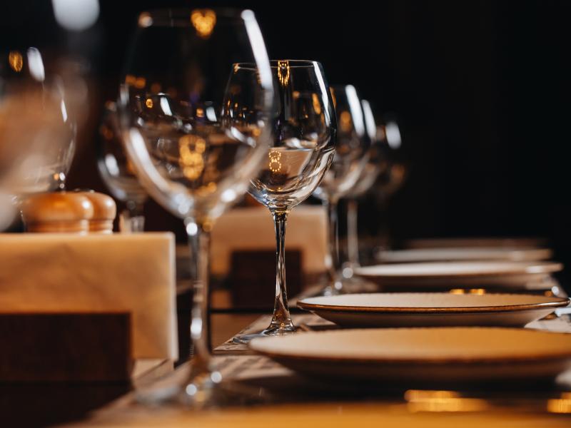 Des verres et des assiettes sur une table